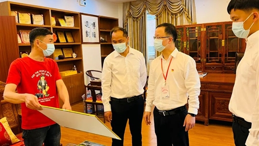 惠安縣委常委、組織部部長(zhǎng)洪亞清蒞臨百裕集團(tuán)研發(fā)中心調(diào)研指導(dǎo)工作